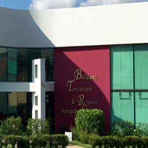 O arquitetado jardim decora a frente do escritório de Assis/SP.