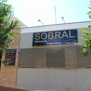 De tons neutros, a banca de Taquaritinga/SP apresenta detalhes em tijolos à vista.