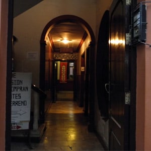 Em Tarija/Bolívia, a luz amarela, que ilumina o extenso corredor que leva até o escritório, deixa o ambiente mais aconchegante. 