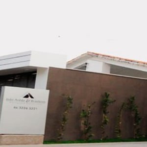 A cor marrom proporciona elegância à fachada do escritório de Teresina/PI. 