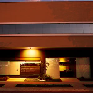 No entardecer mato-grossense, um jogo de luz e sombras realça a fachada de Sinop. 