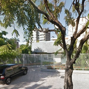 As árvores sombreiam a frente do escritório da calorosa Fortaleza/CE.