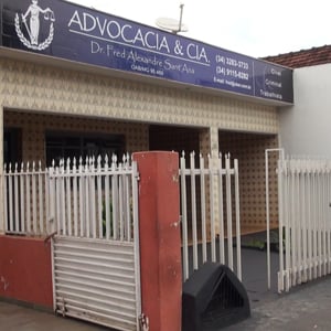 O escritório da pacata Monte Alegre de Minas/MG chama atenção pela diversidade de cores em sua fachada. 