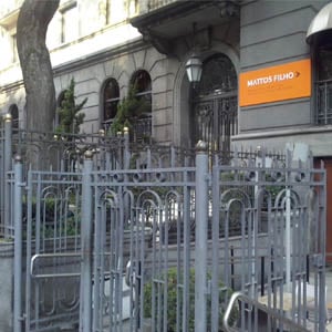 Os traços arquitetônicos realçam o elegante escritório de São Paulo/SP. 