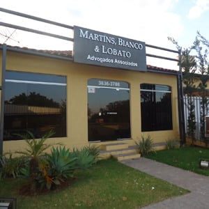 No sudoeste goaino, em Jataí, o escritório recepciona os clientes com um rasteiro jardim.