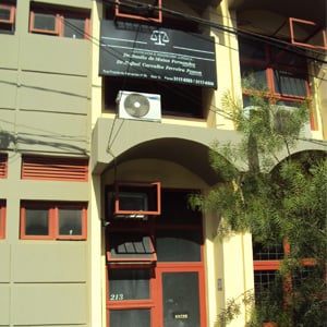 As molduras vermelhas das janelas e portas realçam o prédio do escritório de Araçatuba/SP, terra conhecida pela forte influência na pecuária nacional. 