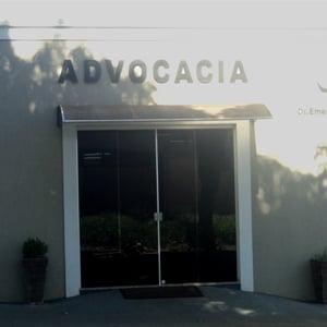 As árvores sombreiam a fachada da banca de Frutal, município do Triângulo mineiro.