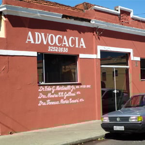 Detalhes em branco realçam a fachada de Taquaritinga/SP em vermelho queimado.