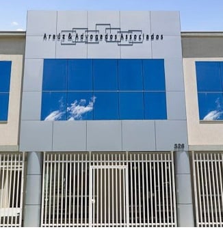 A vidraça do escritório reflete o céu azulado de Curitiba/PR.