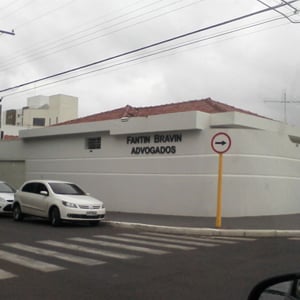 Na esquina de rua movimentada em Bauru/SP, a parada é obrigatória para os clientes atravessarem a faixa de pedestre até o escritório. 