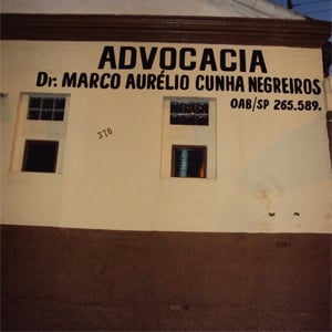 A construção antiga abriga o escritório de cores harmônicas da pequena Ipuã, interior de São Paulo. 