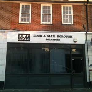 O sobrado de tijolos à vista e com uma frente que denota seriedade caracteriza a banca de advogados da cidade Real, Londres.