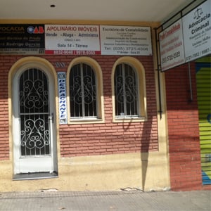 A casa de tijolos à vista e de porta e janelas arredondadas, na atrativa Poços de Caldas/MG, abriga dois escritórios de advocacia e outros estabelecimentos. 