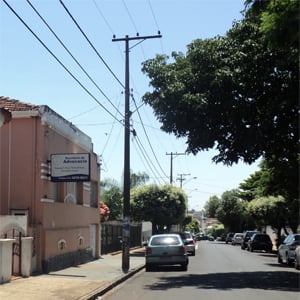 Os detalhes em branco sobressaem ao tom rosado do escritório de Olímpia/SP.