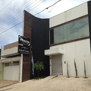 No extenso vidro espelhado do escritório, o reflexo das nuvens do céu de Franca/SP. 