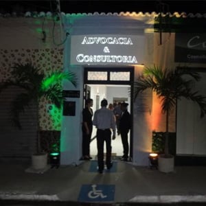 Na entrada do escritório de Floriano/PI o acesso é facilitado para cadeirantes. 