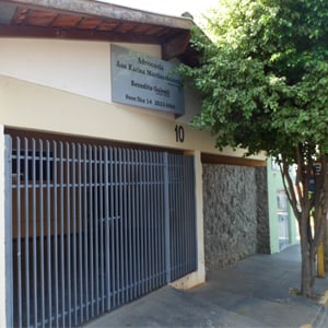 Na frente do escritório de Lins/SP, uma boa sombra é recepciona os clientes. 