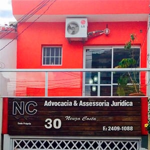 Com a combinação da cor vermelha e a sacada de vidro, a banca de Guarulhos/SP chama a atenção pela moderna palheta de cores. 