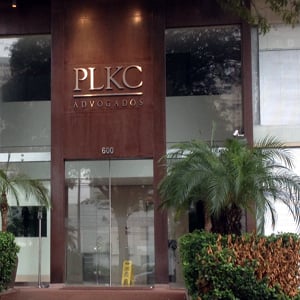 A entrada da banca em SP se torna convidativa pela arborização e sua arquitetura moderna. O destaque fica por conta do logotipo do escritório.