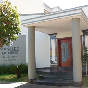 As colunas na fachada conferem um estilo clássico ao escritório de Patos de Minas/MG. 