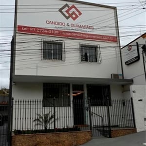 Em Rio Bonito/RJ, a fachada clean do escritório é realçada pela moderna logomarca.